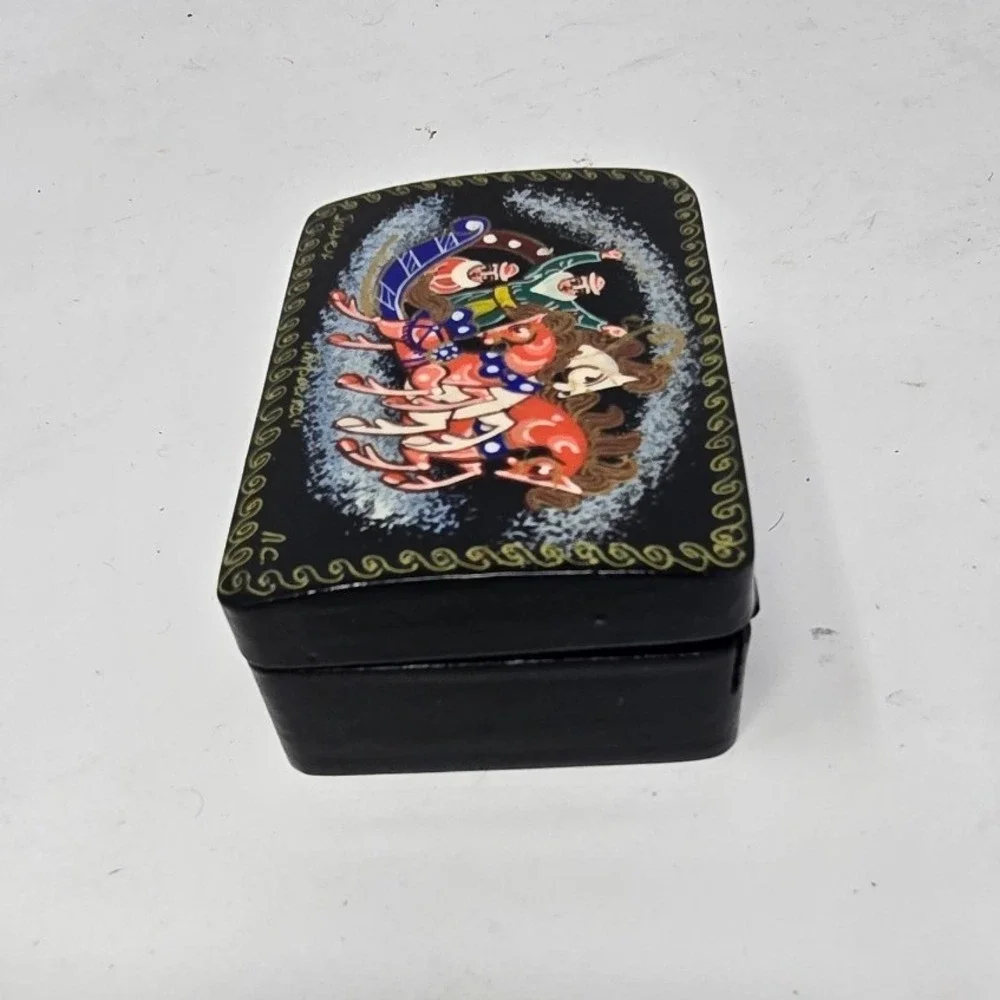Vtg Russian Lacquer small trinket box hand painted hinged folk art country